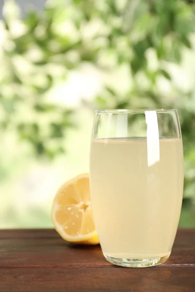 Deliciosa Bebida Refrescante Limão Mesa Madeira Close — Fotografia de Stock