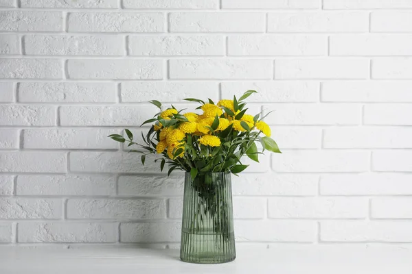 Ramillete Hermosas Flores Amarillas Jarrón Vidrio Sobre Mesa Madera Blanca — Foto de Stock