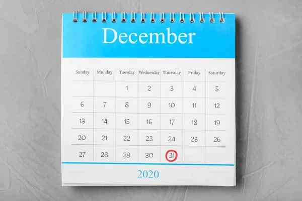 有标记日期的日历在灰色石桌上 顶部视图 新年倒数计时 — 图库照片