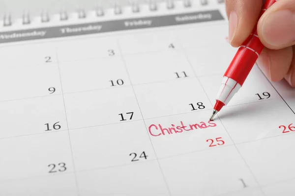 Женщина Пишет Слово Рождество Календаре Крупным Планом Holiday Countdown — стоковое фото