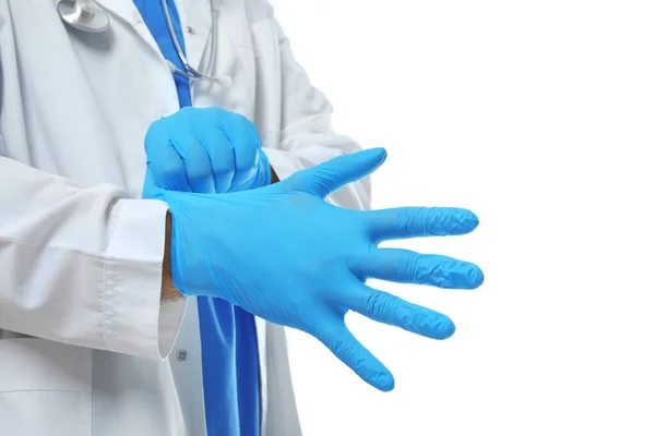 Arzt Zieht Medizinische Handschuhe Vor Weißem Hintergrund Nahaufnahme — Stockfoto