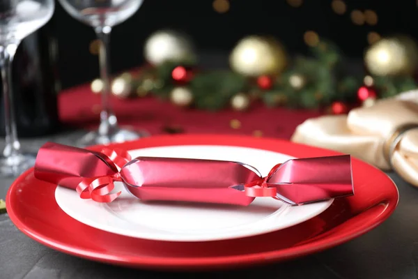 Φωτεινό Κόκκινο Χριστουγεννιάτικο Κράκερ Στο Τραπέζι Closeup — Φωτογραφία Αρχείου