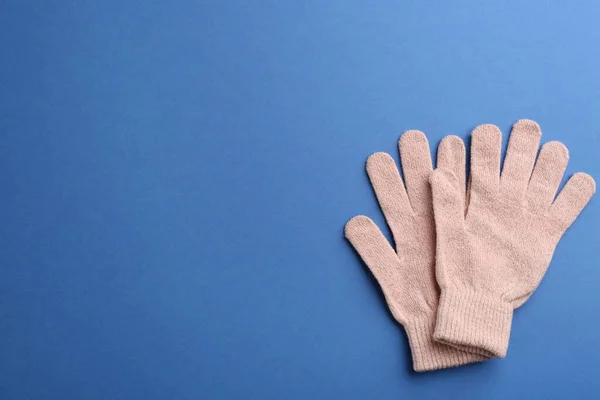 Par Guantes Lana Con Estilo Sobre Fondo Azul Plano Laico — Foto de Stock