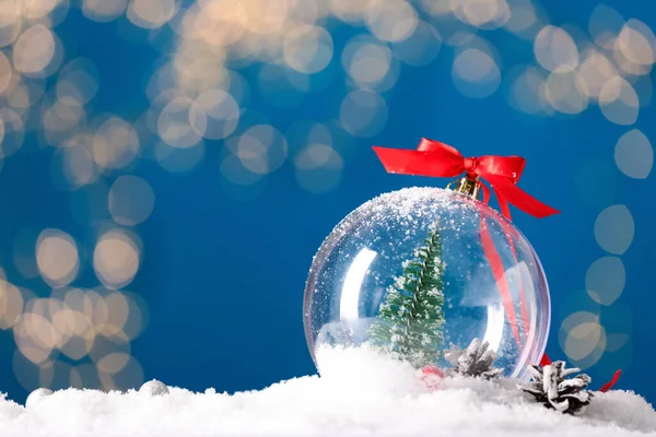 Globo Neve Decorativo Com Fita Vermelha Contra Luzes Festivas Borradas — Fotografia de Stock