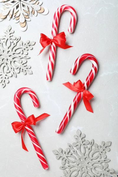 Sweet Christmas Snoepgoed Stokken Sneeuwvlokken Grijze Achtergrond Platte Lay — Stockfoto