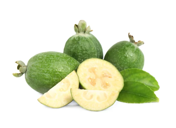 Montón Feijoas Hojas Sobre Fondo Blanco — Foto de Stock