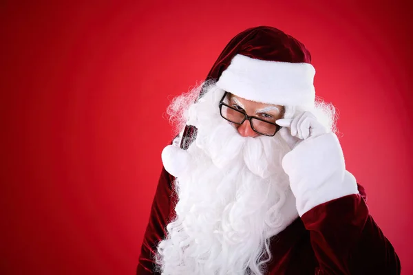 Retrato Santa Claus Con Gafas Sobre Fondo Rojo Espacio Para —  Fotos de Stock