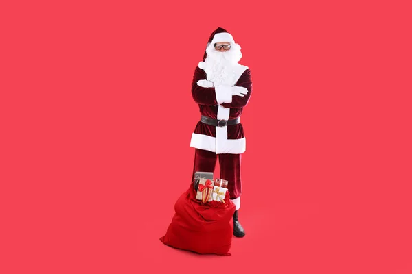 Santa Claus Cerca Del Saco Con Cajas Regalo Sobre Fondo — Foto de Stock