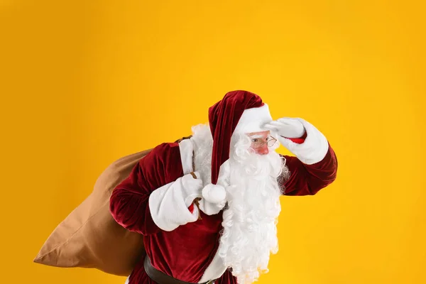 Retrato Papai Noel Com Saco Sobre Fundo Amarelo — Fotografia de Stock