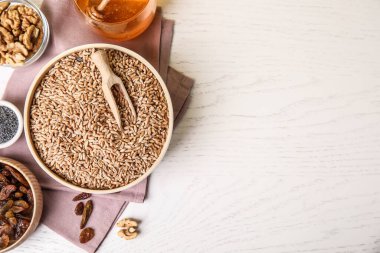 Geleneksel kutia için gerekli malzemeler açık masa üzerinde, düz yatıyordu. Metin için boşluk