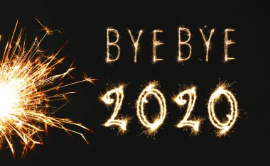Güle güle 2020. Siyah arkaplanda parlak metin ve maytap
