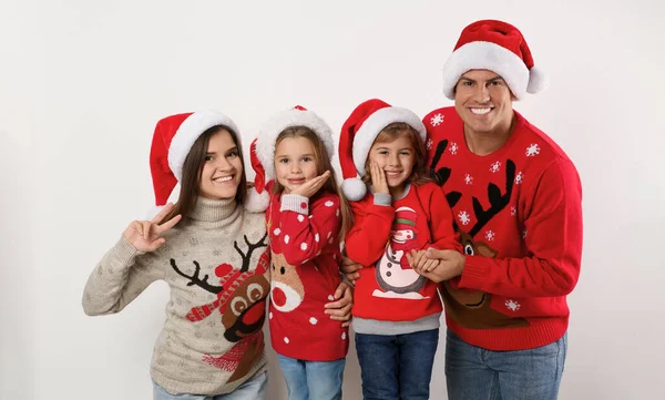 Familia Suéteres Navidad Sombreros Santa Sobre Fondo Blanco —  Fotos de Stock