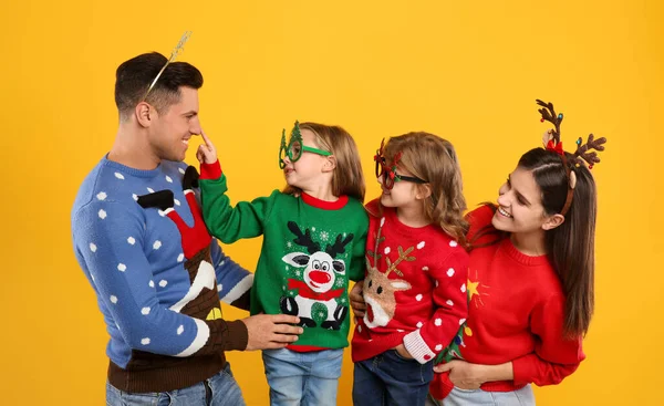 Famiglia Maglioni Natale Accessori Festivi Sfondo Giallo — Foto Stock