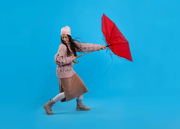 Mujer Joven Con Paraguas Atrapado Ráfaga Viento Sobre Fondo Azul — Foto de Stock