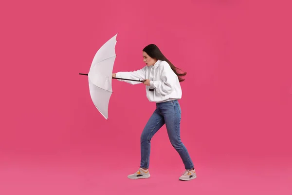 Žena Bílým Deštníkem Chycený Poryvu Větru Růžovém Pozadí — Stock fotografie