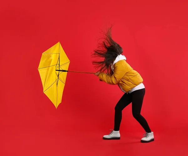 Mujer Con Paraguas Atrapado Ráfaga Viento Sobre Fondo Rojo — Foto de Stock