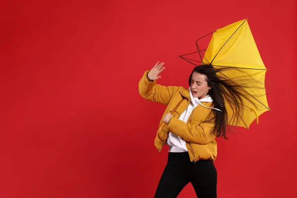 배경에서 휘몰아치는 바람에 우산을 감정적 원문을 — 스톡 사진