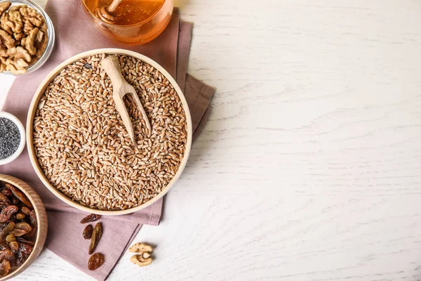 Geleneksel kutia için gerekli malzemeler açık masa üzerinde, düz yatıyordu. Metin için boşluk