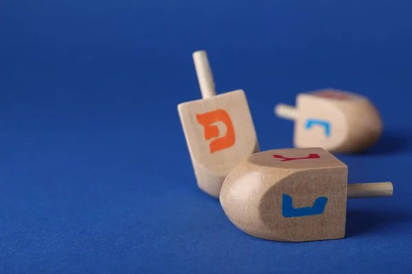 Hanukkah Traditionella Dreidels Blå Bakgrund Utrymme För Text — Stockfoto