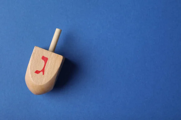 Hanukkah Dreidel Tradicional Sobre Fondo Azul Vista Superior Espacio Para — Foto de Stock