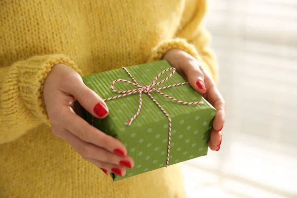 Donna Che Tiene Scatola Regalo Natale Casa Primo Piano — Foto Stock