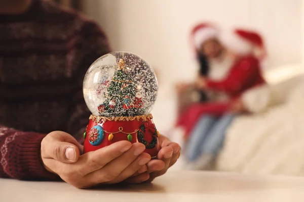 Homem Camisola Quente Natal Com Globo Neve Mesa Close — Fotografia de Stock