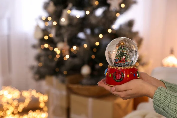 Mulher Segurando Globo Neve Perto Árvore Natal Casa Close Espaço — Fotografia de Stock