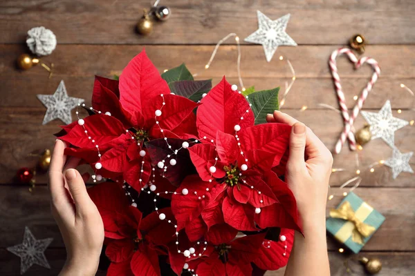 Donna Con Poinsettia Fiore Tradizionale Natale Tavolo Legno Vista Dall — Foto Stock