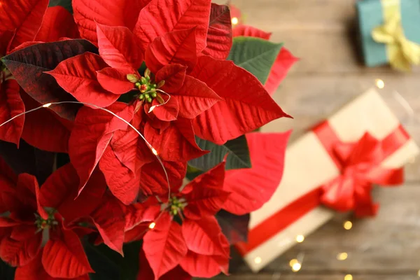 Poinsettia Tradizionale Fiore Natale Regali Sul Tavolo Legno Vista Dall — Foto Stock