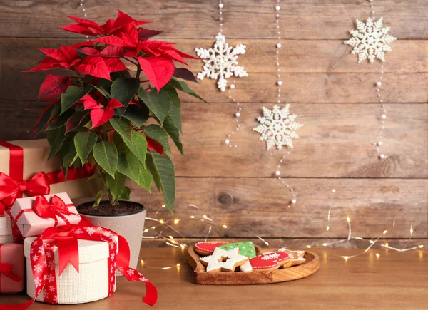 Poinsettia Fiore Tradizionale Natale Scatole Regalo Biscotti Tavola Legno — Foto Stock