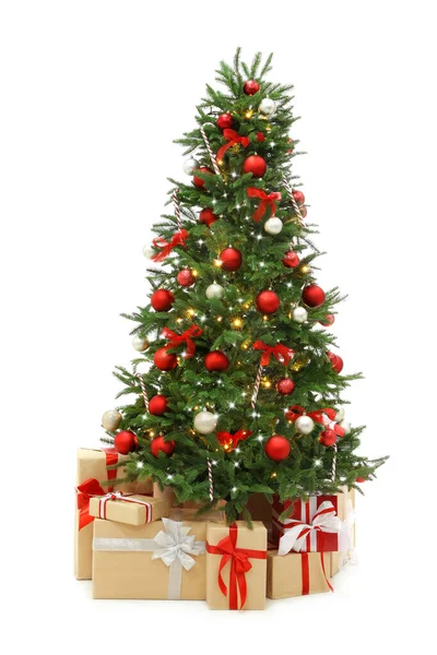 Schön Geschmückter Weihnachtsbaum Mit Geschenkboxen Auf Weißem Hintergrund — Stockfoto
