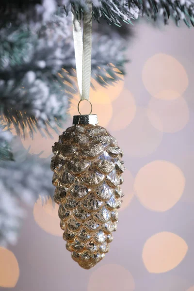 Árbol Navidad Decorado Con Adornos Navideños Contra Luces Borrosas Primer — Foto de Stock