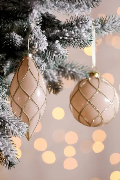 Árbol Navidad Decorado Con Adornos Navideños Contra Luces Borrosas Primer —  Fotos de Stock