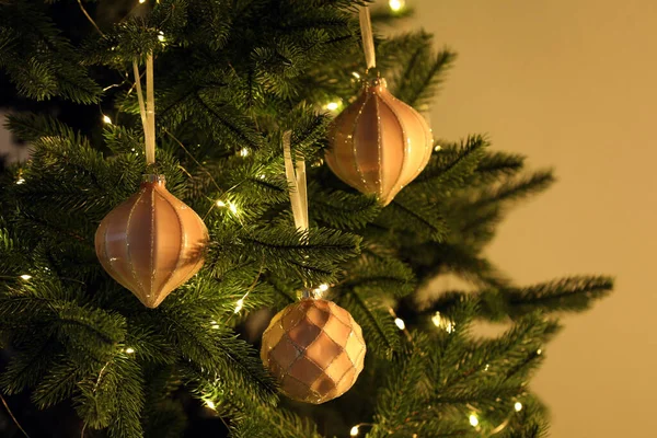 Árbol Navidad Decorado Con Adornos Navideños Luces Hadas Primer Plano —  Fotos de Stock