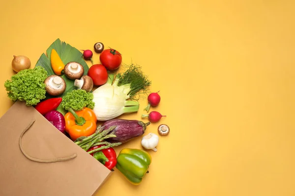 Diferentes Verduras Frescas Sobre Fondo Amarillo Puesta Plana Espacio Para —  Fotos de Stock