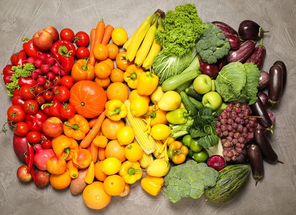 Surtido Frutas Verduras Frescas Ecológicas Sobre Fondo Gris Puesta Plana —  Fotos de Stock