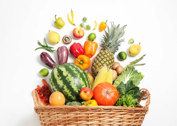 Cesto Con Assortimento Frutta Verdura Fresca Biologica Sfondo Bianco Vista — Foto Stock