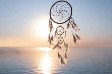 Gün batımında nehrin yanında el yapımı çok güzel bir düş kapanı. Metin için boşluk