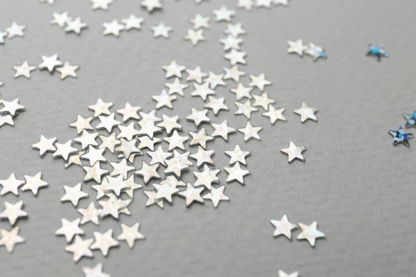 Confetti Estrellas Sobre Fondo Gris Primer Plano Celebración Navidad —  Fotos de Stock