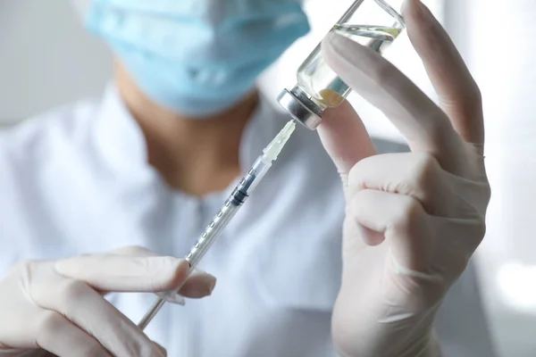 Doktor Plnící Stříkačku Léky Klinice Detailní Záběr Očkování Imunizace — Stock fotografie