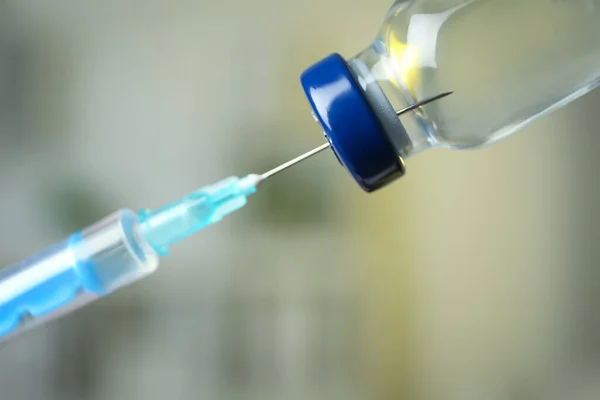 Füllspritze Mit Medikamenten Aus Fläschchen Vor Verschwommenem Hintergrund Nahaufnahme Impfung — Stockfoto