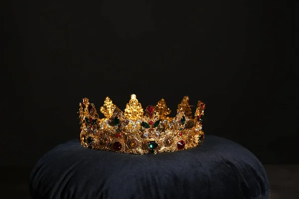 Bela Coroa Dourada Travesseiro Veludo Preto Artigo Fantasia — Fotografia de Stock