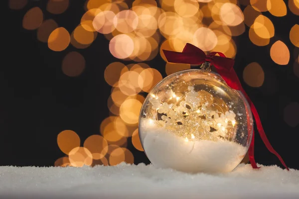 Globo Neve Brilhante Decorativo Contra Luzes Festivas Borradas Close Espaço — Fotografia de Stock