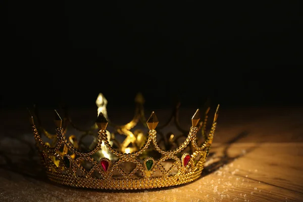 木製のテーブルの上に宝石と美しい黄金の王冠 ファンタジーアイテム — ストック写真