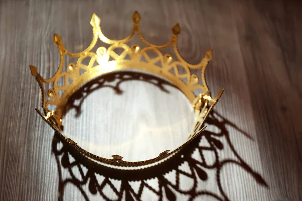 Vacker Gyllene Krona Med Ädelstenar Träbord Fantasiföremål — Stockfoto