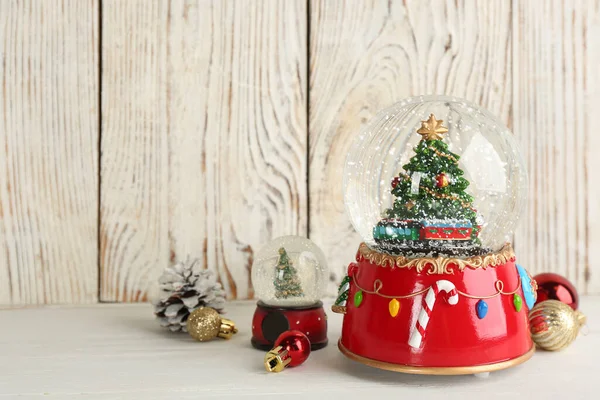 Όμορφες Χιονόμπαλες Και Χριστουγεννιάτικη Διακόσμηση Ανοιχτό Ξύλινο Τραπέζι Χώρος Για — Φωτογραφία Αρχείου
