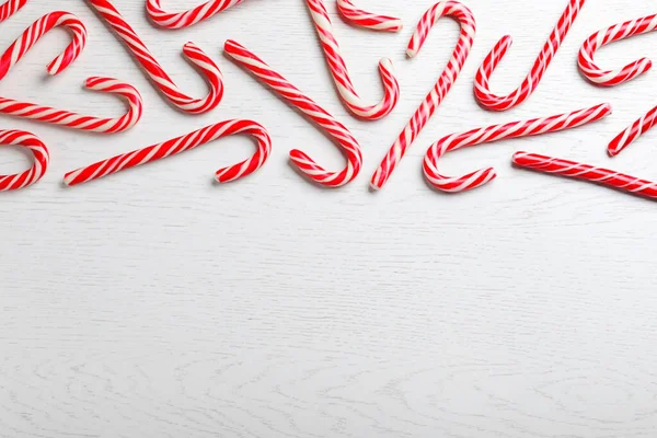 Süße Weihnachtsbonbons Auf Weißem Holz — Stockfoto