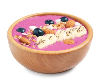 Granola ve bademli lezzetli acai smoothie beyaz üzerine izole edilmiş tatlı kasesi.