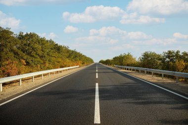 Boş asfalt otobanın güzel manzarası. Yolculuk