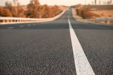 Boş asfalt otobanın güzel manzarası. Yolculuk